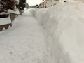 Gehwege umsäumt mit hohen Schneemauern