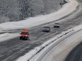 Die letzten Autos werden von der glatten Autobahn A 45 abgeholt