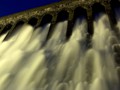 Gewaltige Wassermengen stürzen in die Tiefe ...