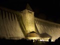 Viele Neugierige unterhalb der Staumauer schauen sich das besondere Naturereignis an 